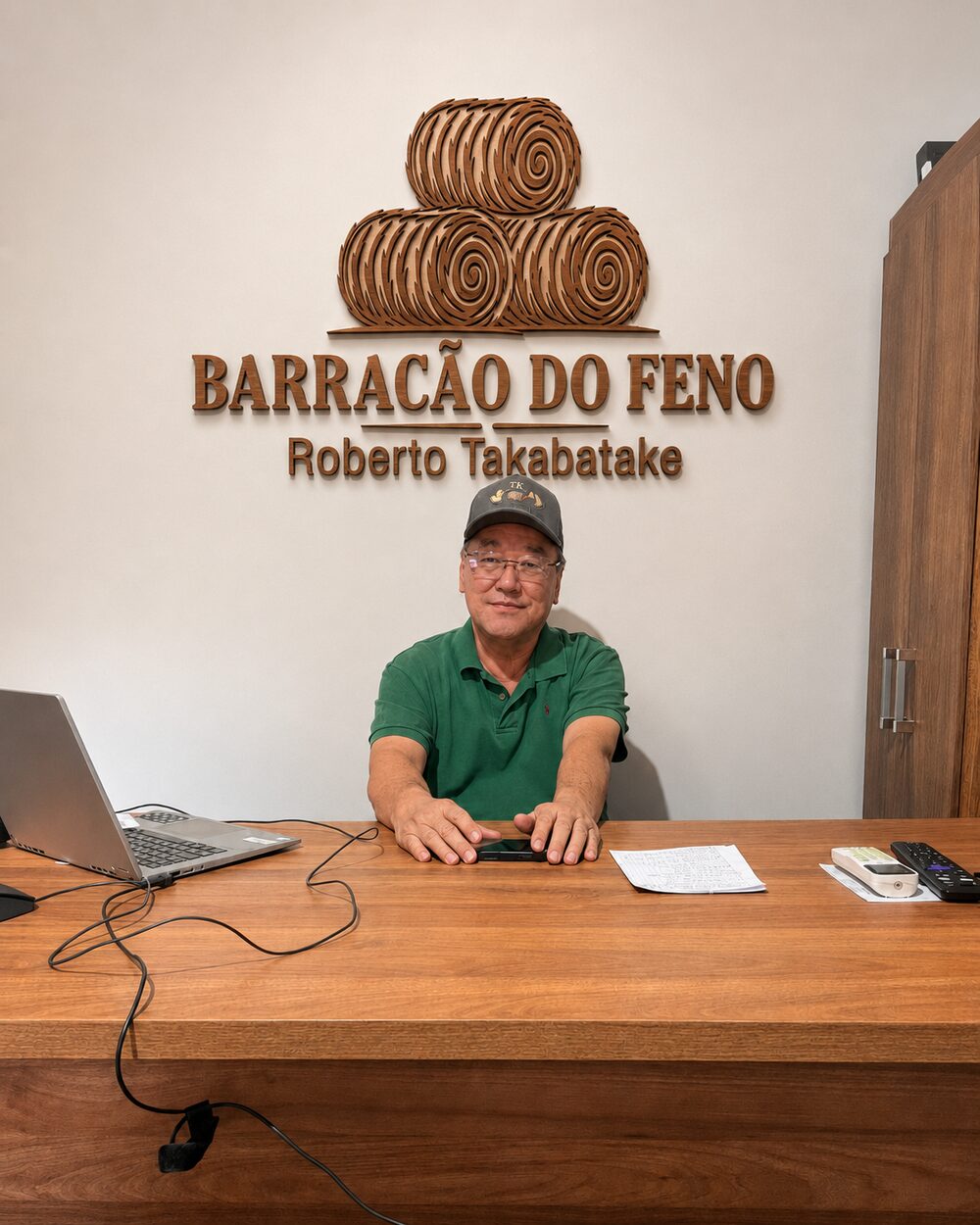 Roberto Takabatake, produtor rural à frente do Barracão do Feno